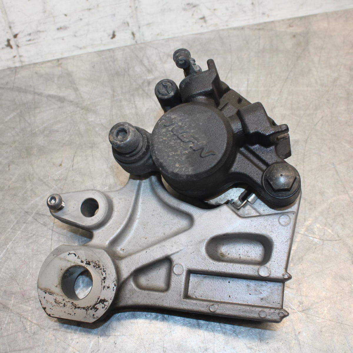 2016 Yamaha XSR900 ABS REAR BACK BRAKE CALIPER W MOUNT BRACKET BB516