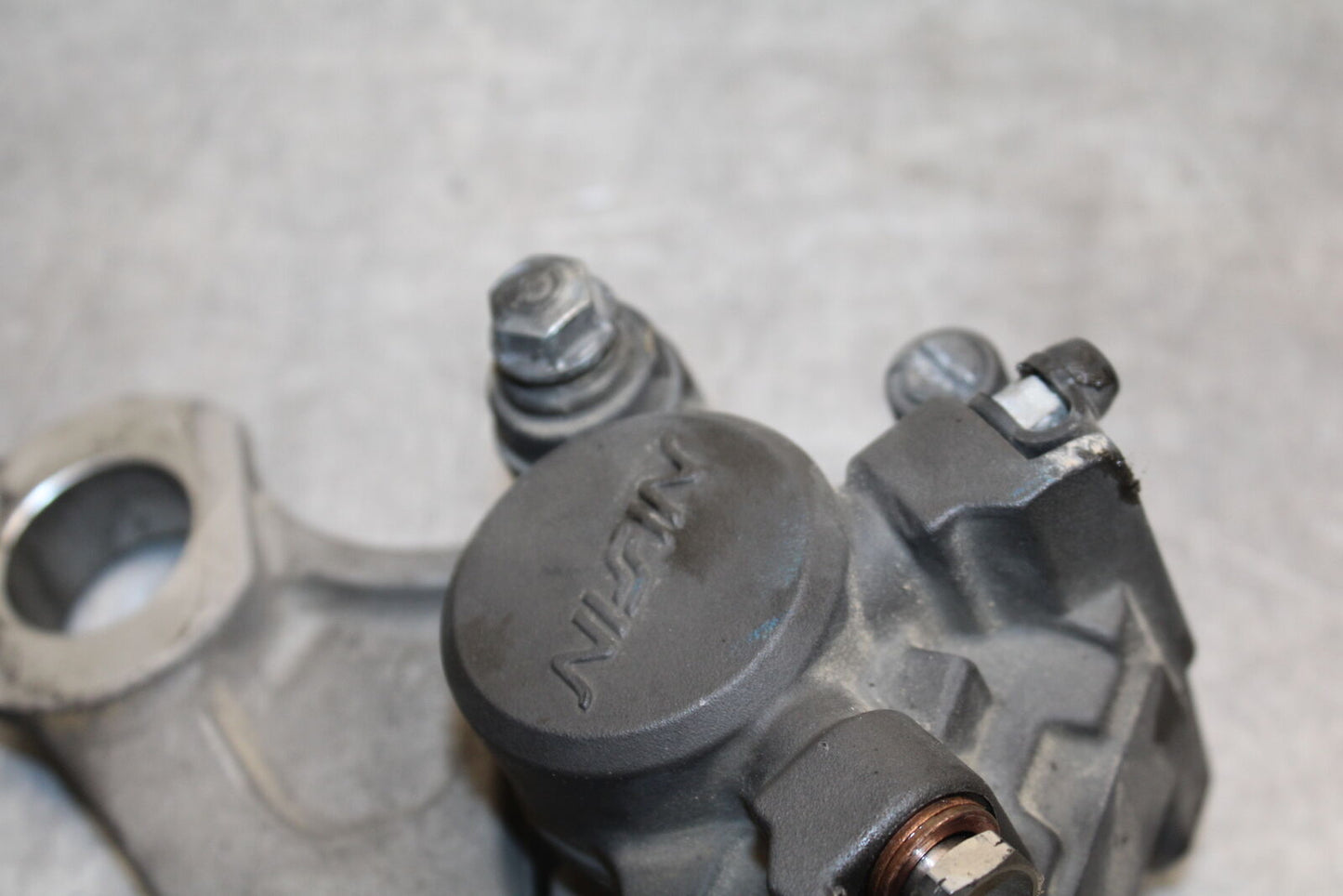 07-08 YAMAHA YZF R1 REAR BACK BRAKE CALIPER W MOUNT BRACKET BB724