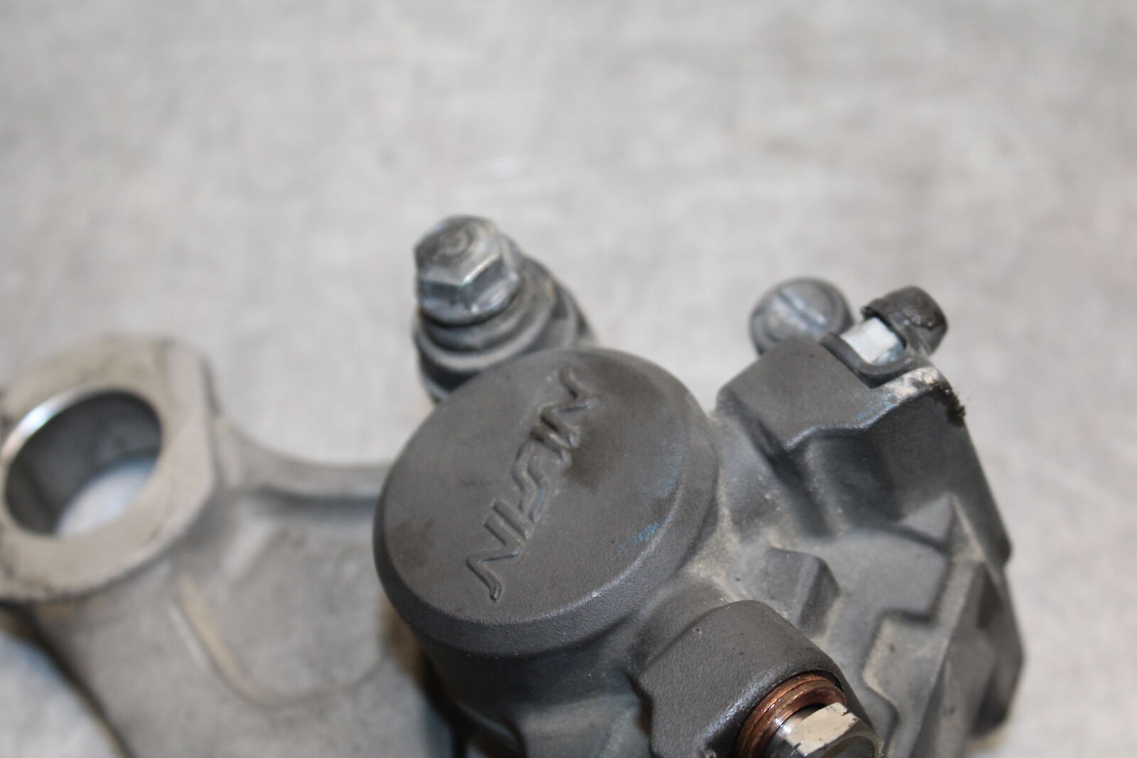 07-08 YAMAHA YZF R1 REAR BACK BRAKE CALIPER W MOUNT BRACKET BB724