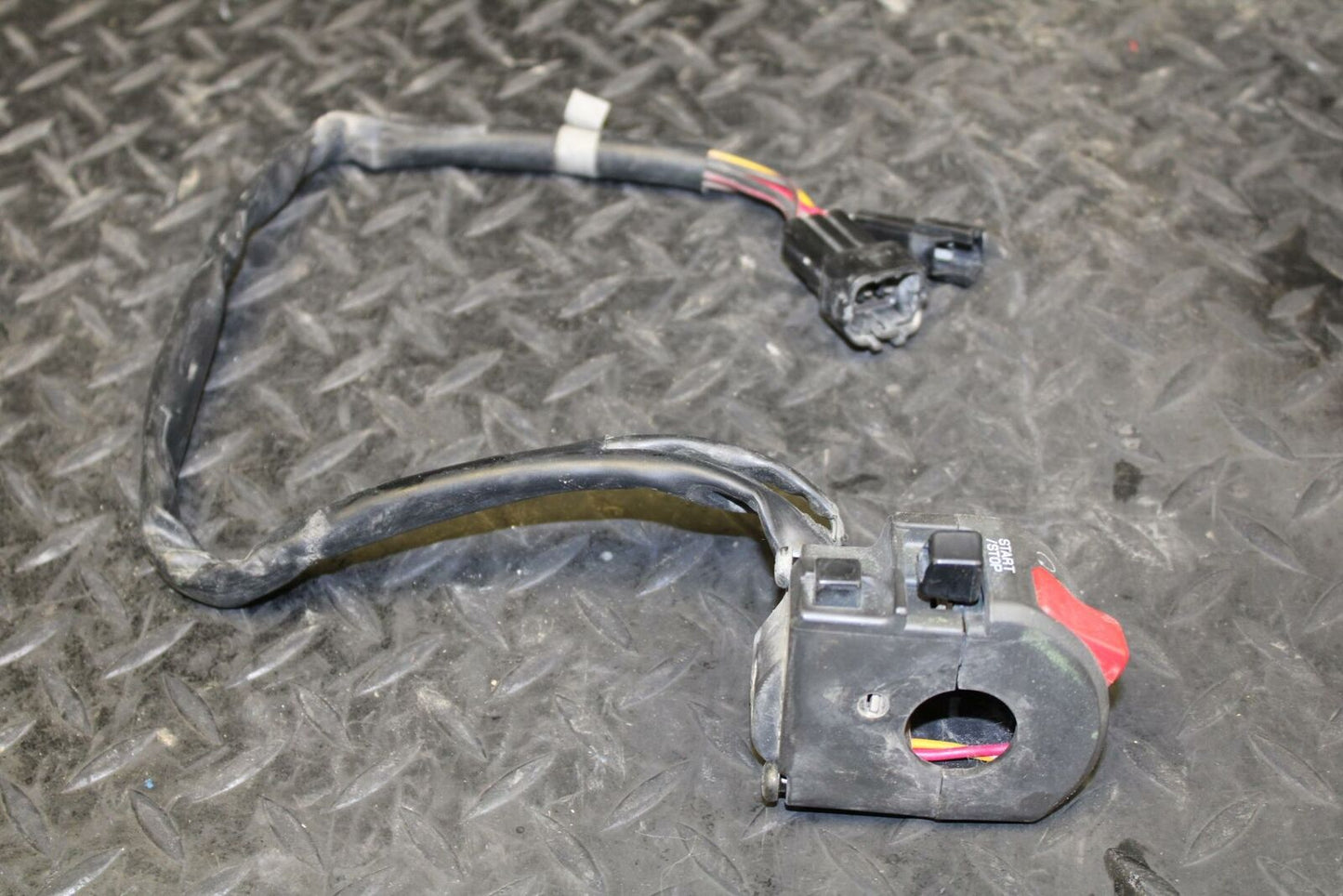 06-07 KAWASAKI NINJA ZX10R RIGHT CLIP ON HANDLE KILL OFF START SWITCH BB186