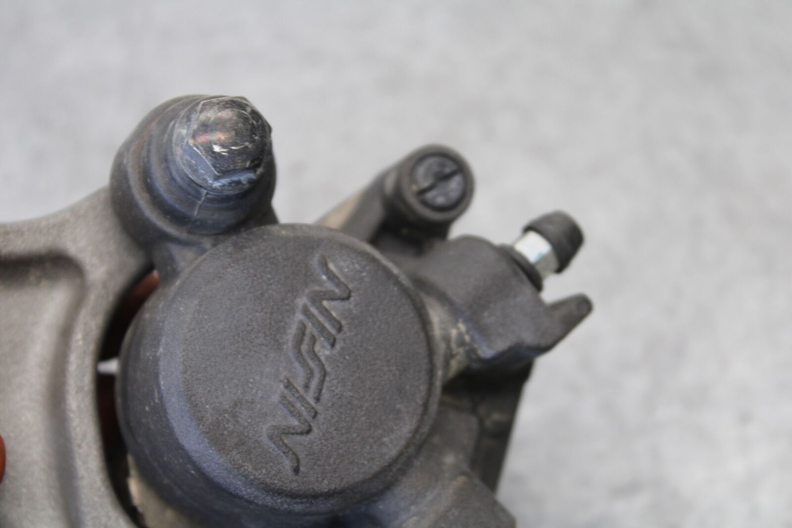 08-17 YAMAHA YZF R6 REAR BACK BRAKE CALIPER W MOUNT BRACKET 2C0-2580W-00-00