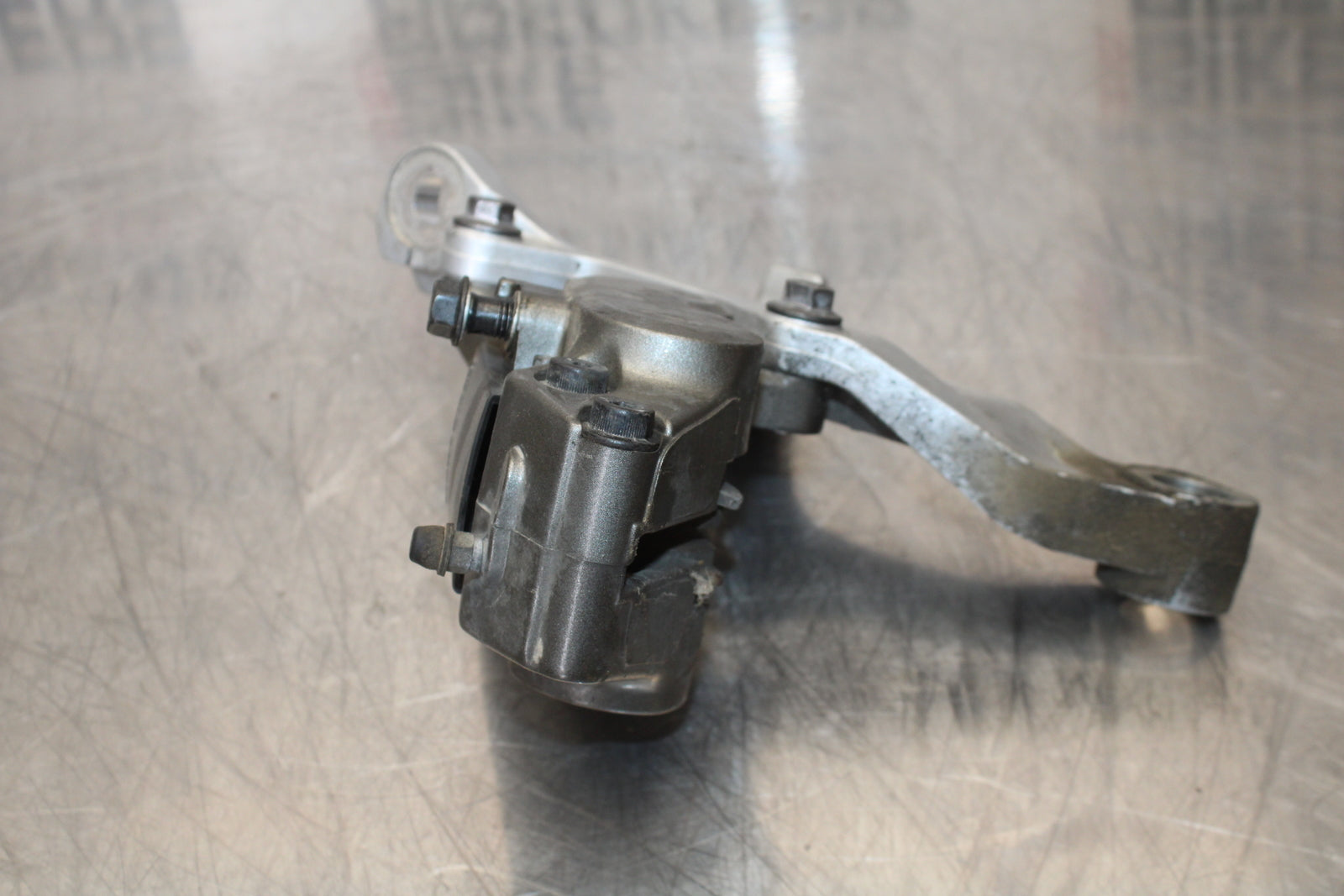 09 YAMAHA ROYAL STAR XVZ1300TF VENTURE REAR BRAKE CALIPER W MOUNT BRACKET BB151