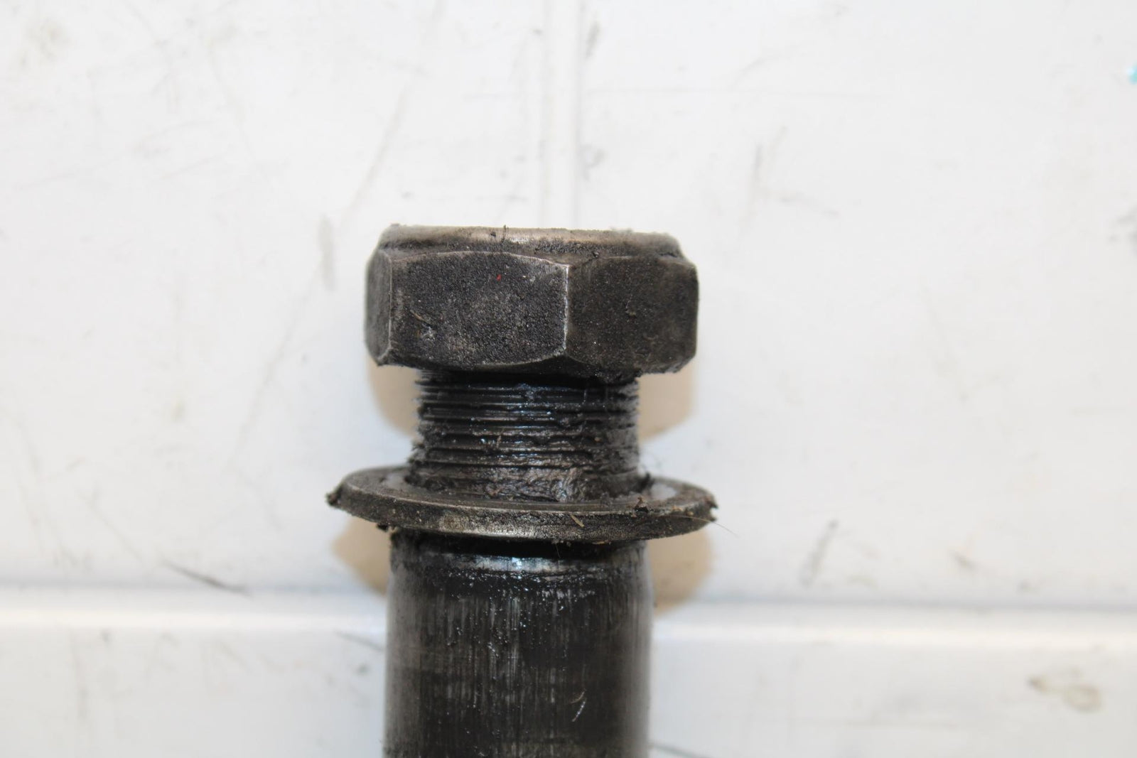 2007 Yamaha YZF R6 REAR AXLE BACK WHEEL RIM PIVOT BOLT 2C0-25381-10-00 BB590