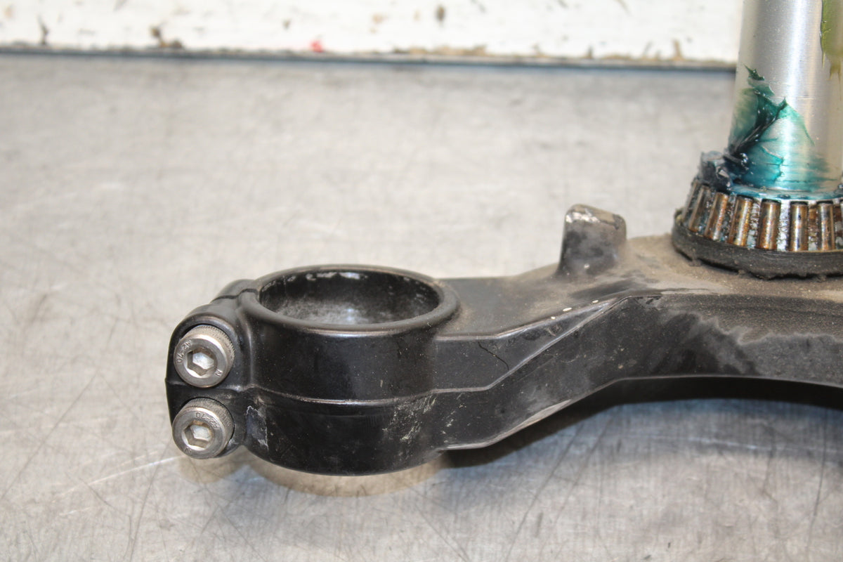 03-04 TRIUMPH DAYTONA 600 FRONT FORKS CLAMP LOWER TRIPLE TREE STEM BB745