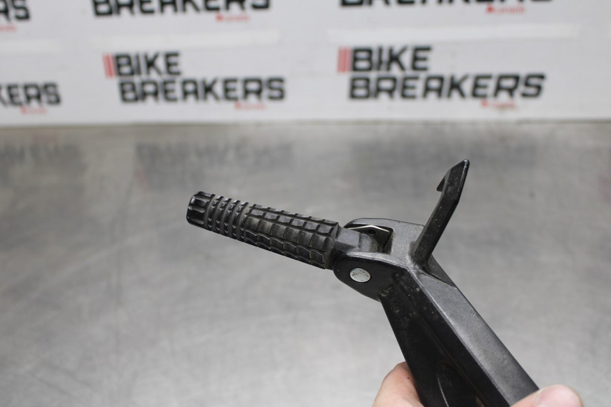 15-26 SUZUKI GSXR600 RIGHT REAR BACK PASSENGER PEG BB888