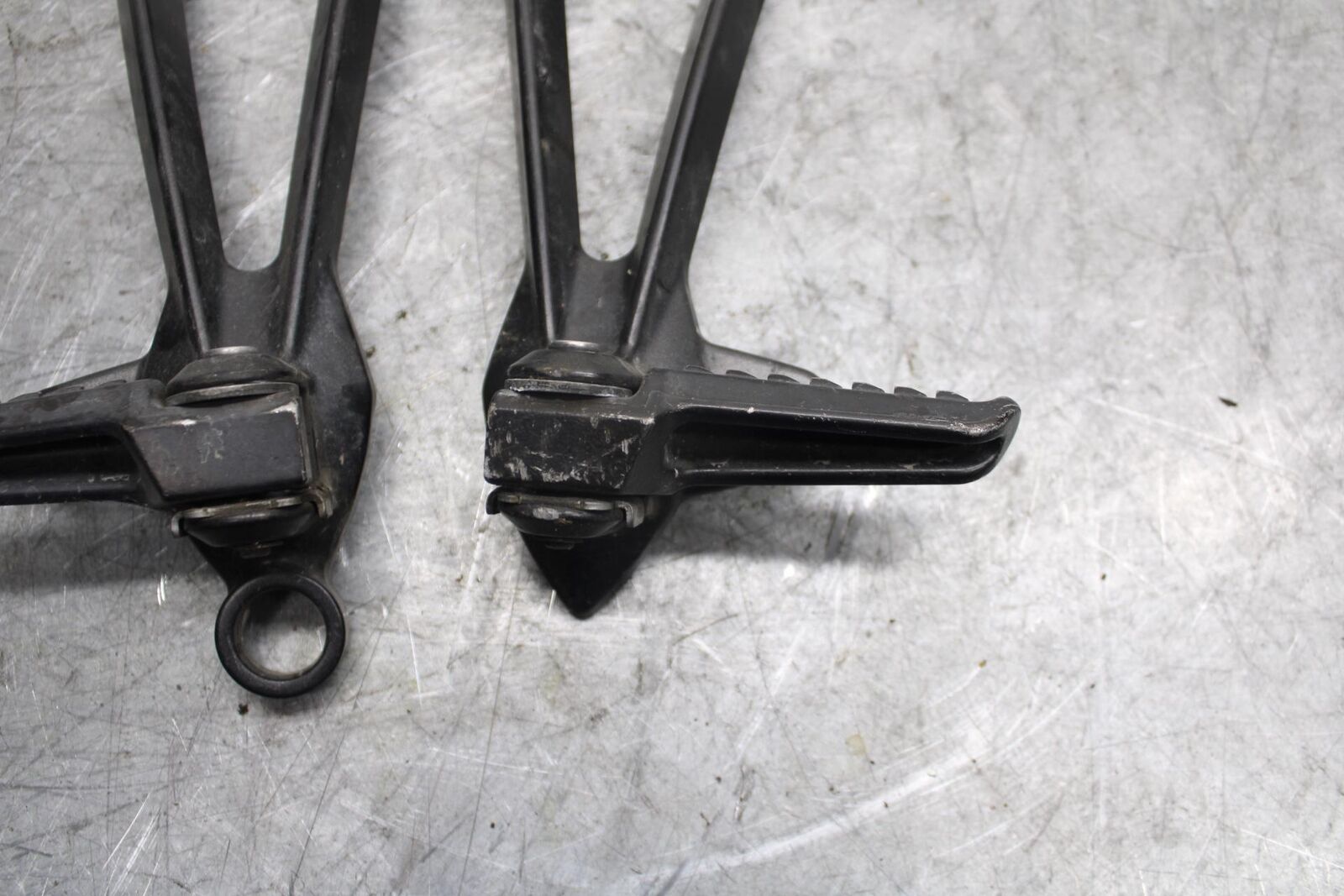 2009 Kawasaki Ninja ZX6R ZX600R REAR BACK PASSENGER PEG SET PAIR BB538