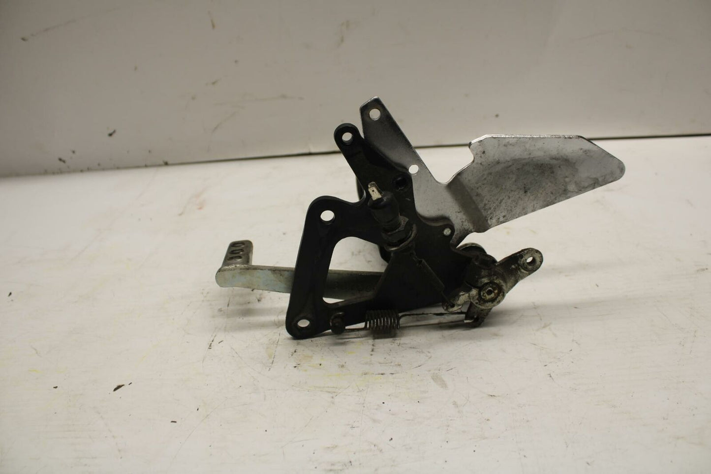04-09 SUZUKI GS500F RIGHT REARSET REAR SET DRIVER FOOT PEG REST STOP  BB278