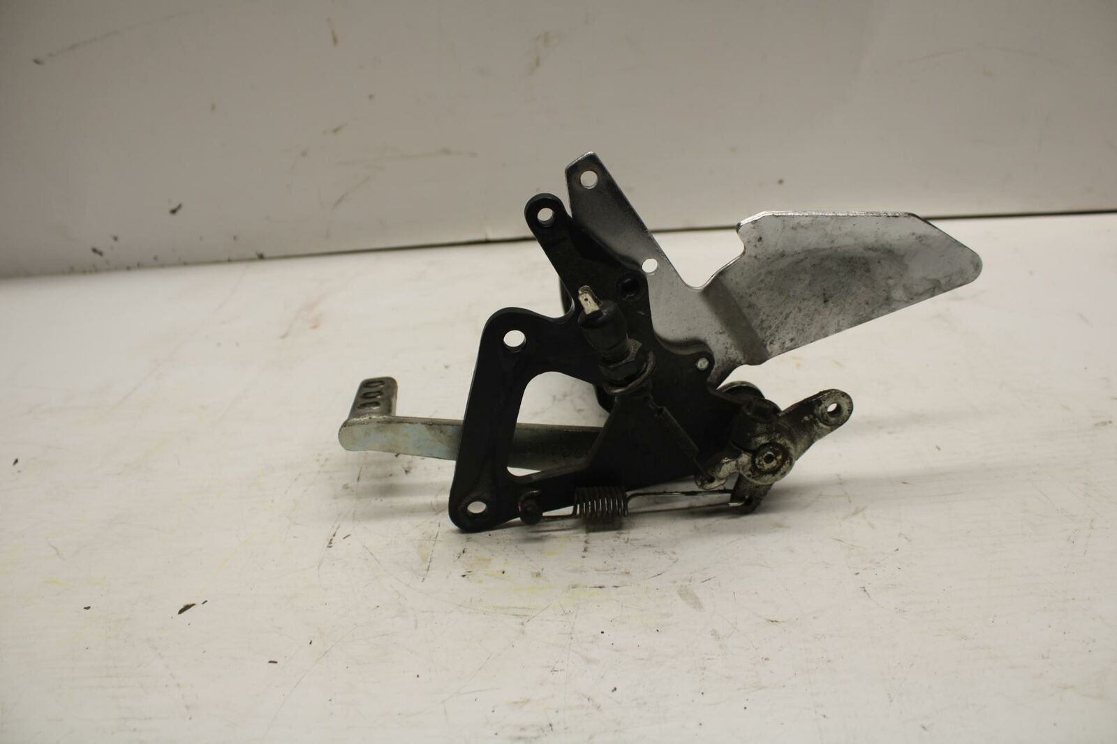 04-09 SUZUKI GS500F RIGHT REARSET REAR SET DRIVER FOOT PEG REST STOP  BB278