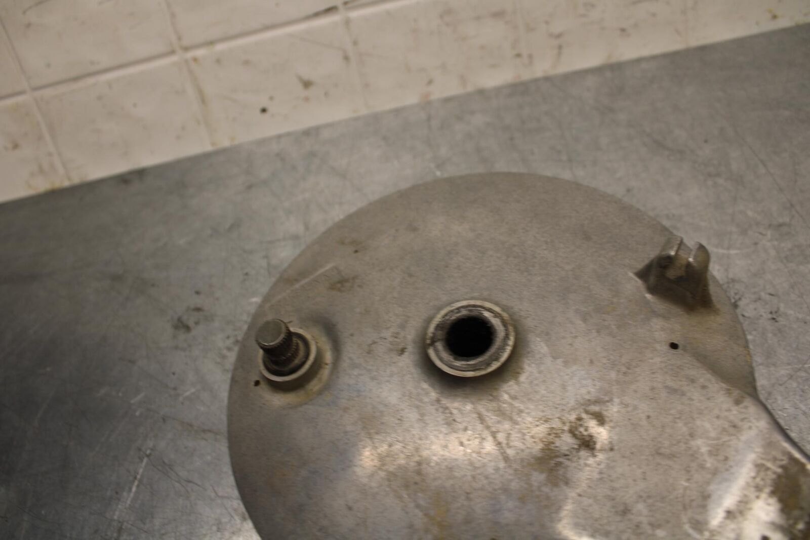 75 SUZUKI GT 550 REAR BRAKE HUB BB72
