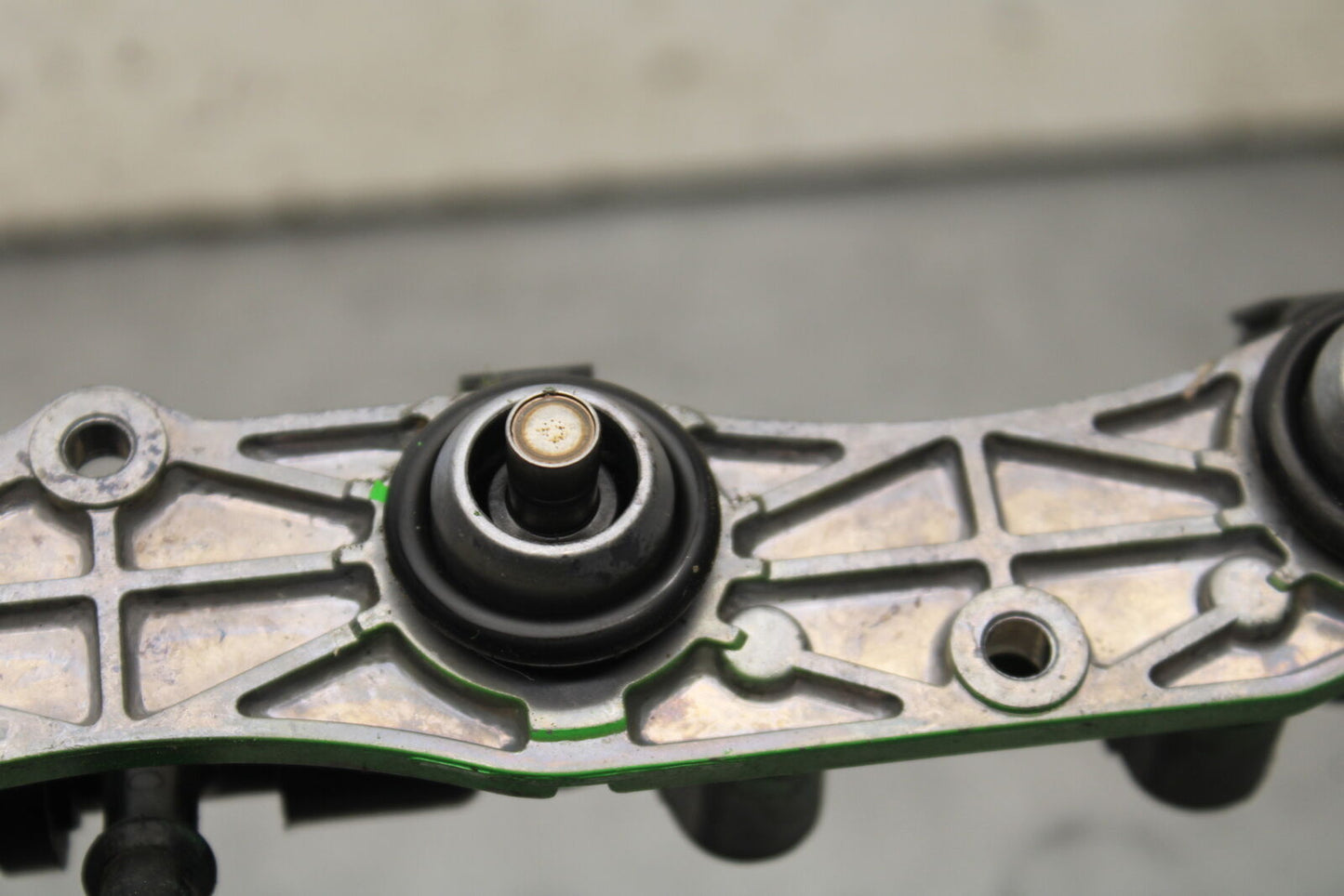 09-12 KAWASAKI NINJA ZX6R ZX600R SECONDARY FUEL INJECTORS TOP GAS RAIL BB656