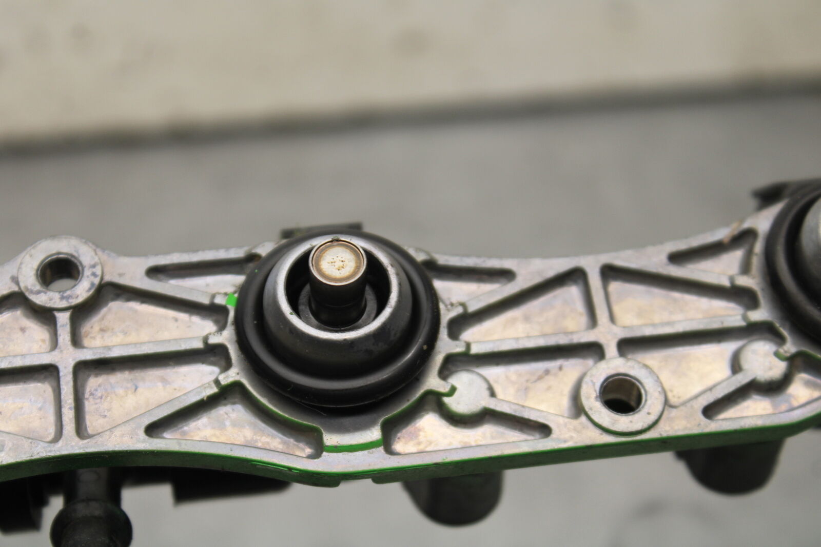 09-12 KAWASAKI NINJA ZX6R ZX600R SECONDARY FUEL INJECTORS TOP GAS RAIL BB656