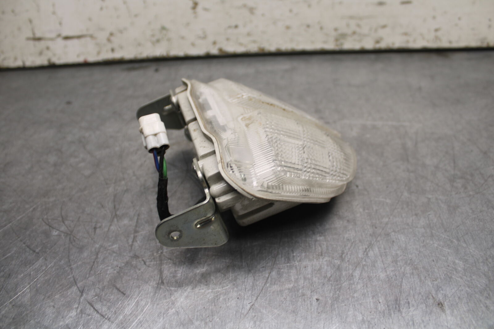 06-07 SUZUKI GSXR750 REAR TAIL TAILLIGHT BACK BRAKE LIGHT BB110