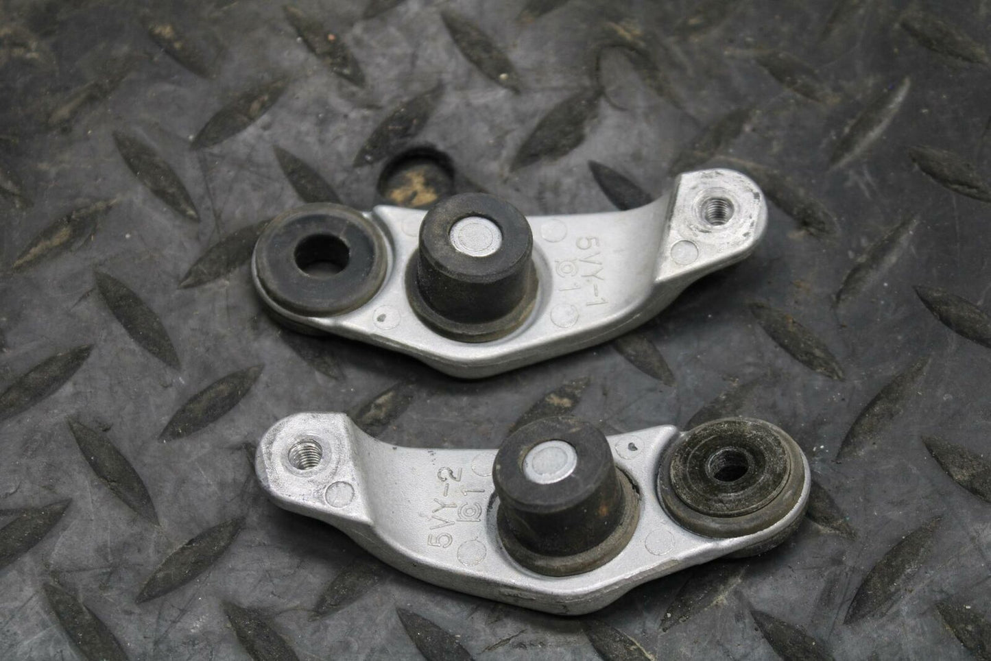 04-05 YAMAHA YZF R1 SUPPORT MOUNTING BRACKET MOUNT SET BB225