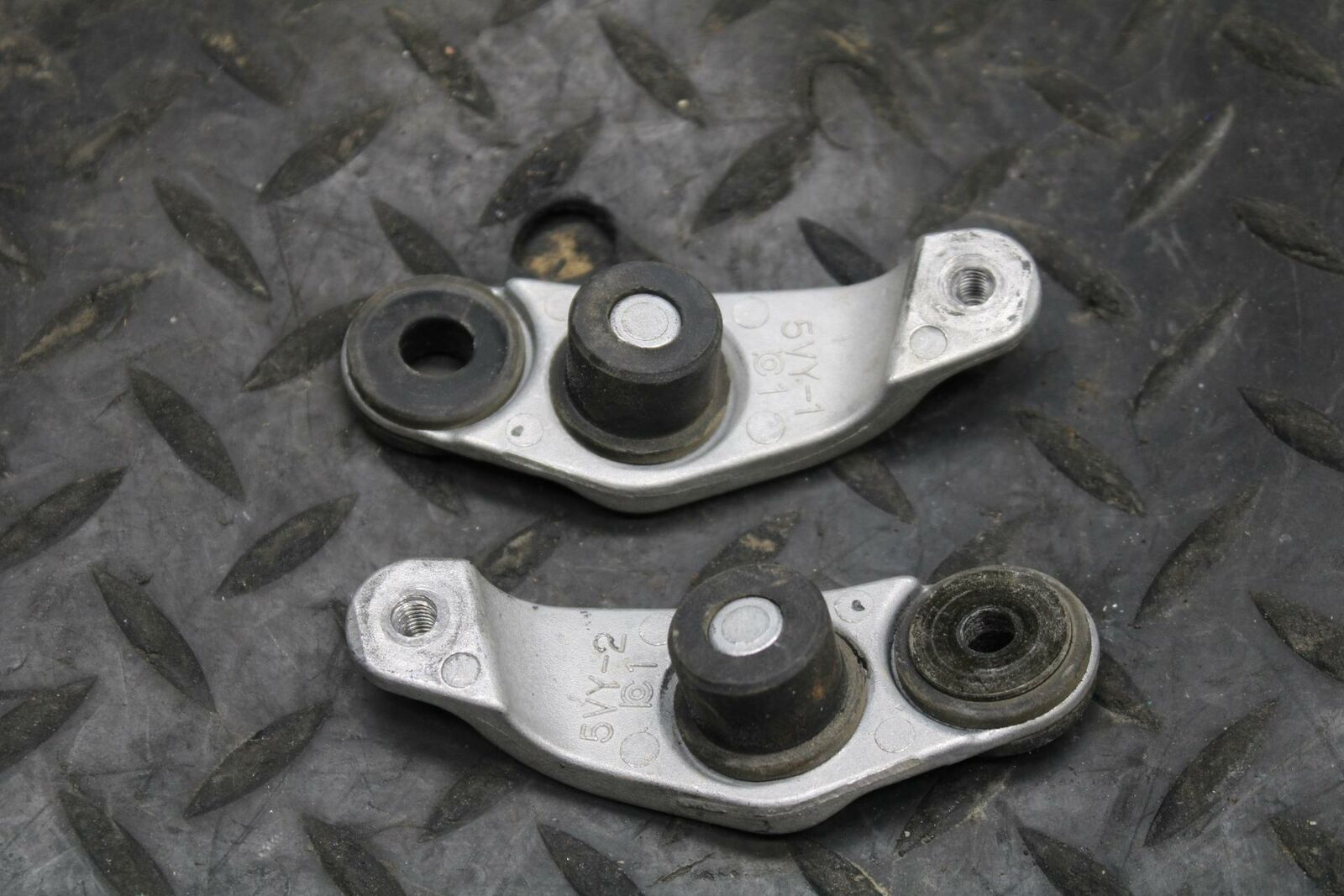 04-05 YAMAHA YZF R1 SUPPORT MOUNTING BRACKET MOUNT SET BB225