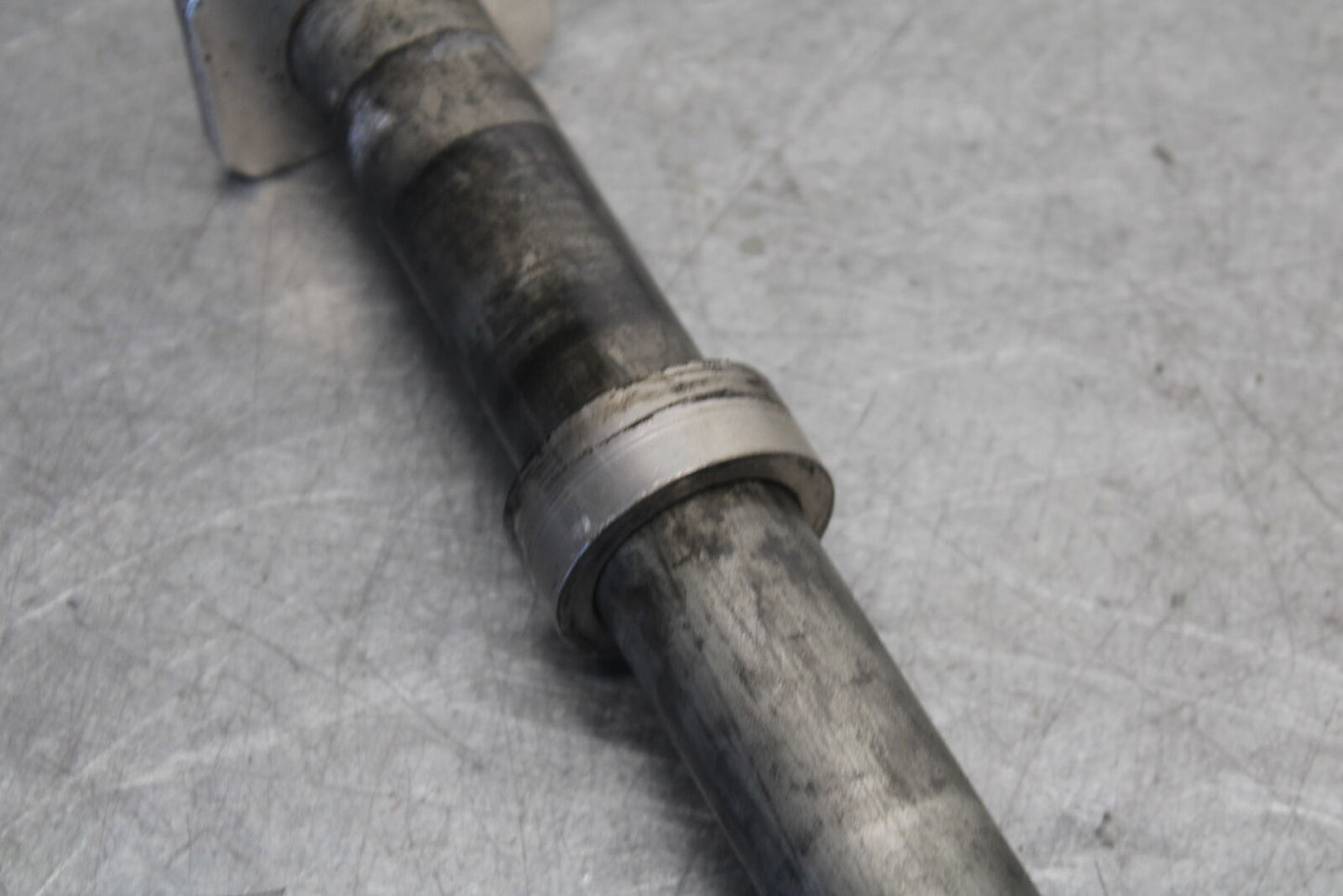 05-06 SUZUKI GSXR1000 REAR AXLE BACK WHEEL RIM PIVOT BOLT AXEL 64711-33E30 BB677