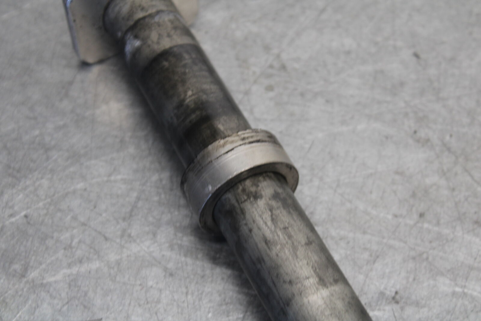 05-06 SUZUKI GSXR1000 REAR AXLE BACK WHEEL RIM PIVOT BOLT AXEL 64711-33E30 BB677