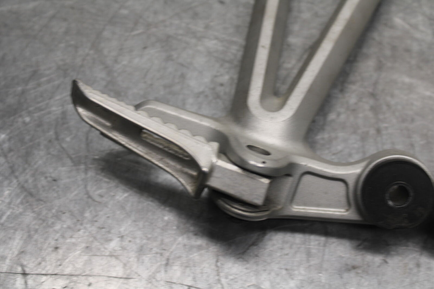 05-08 SUZUKI GSXR1000 REAR BACK PASSENGER PEG SET PAIR BB113