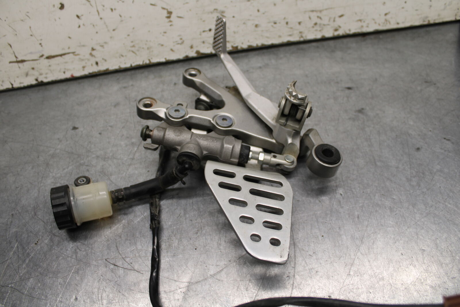 06-07 YAMAHA YZF R6 RIGHT REARSET REAR SET DRIVER FOOT PEG REST STOP BB742