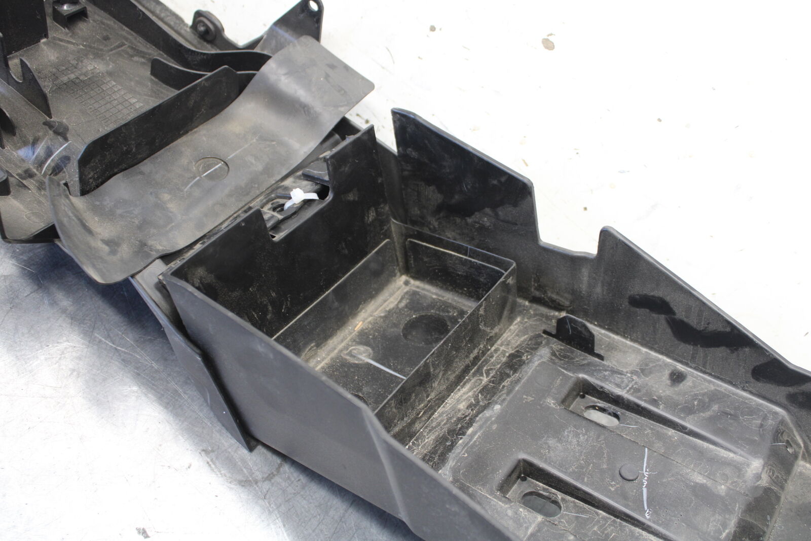 18-23 KAWASAKI NINJA 400 REAR BACK TAIL UNDERTAIL BATTERY TRAY PLASTIC BB679