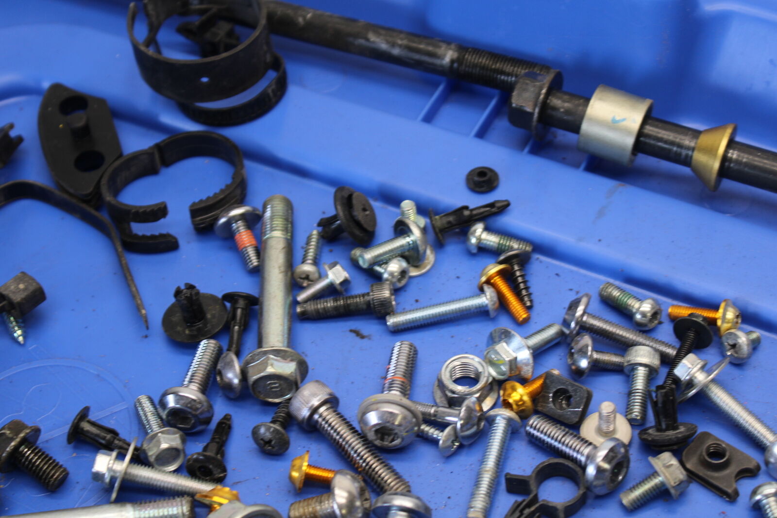 08-16 YAMAHA YZF R6 ENGINE MOUNTING BOLTS HARDWARE MOTOR SCREWS BB665