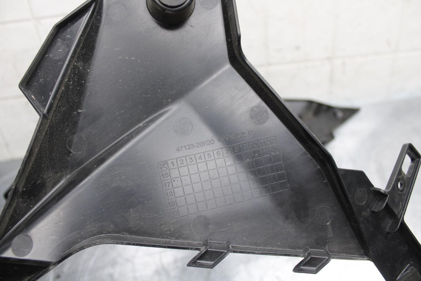 17-23 SUZUKI GSXR 250 GSX250RL8 RIGHT FRONT SIDE SEAT SADDLE PANEL TRIM  BB490