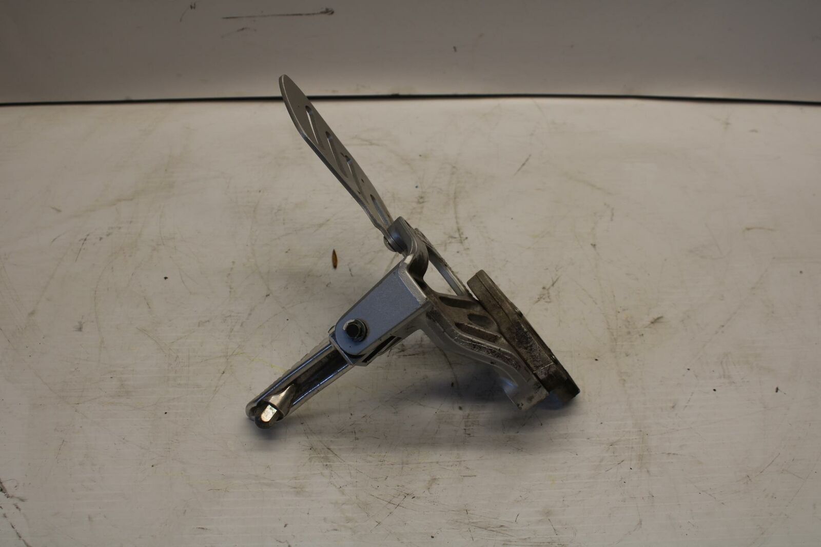 08-09 SUZUKI GSXR600 LEFT REARSET REAR SET DRIVER FOOT PEG BRACKET MOUNT BB262