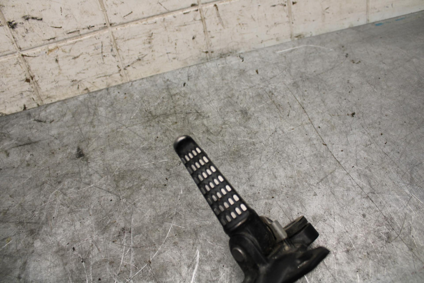 09-12 KAWASAKI NINJA ZX6R RIGHT REAR BACK PASSENGER PEG bb544