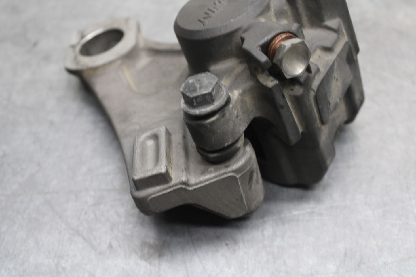 07-08 YAMAHA YZF R1 REAR BACK BRAKE CALIPER W MOUNT BRACKET BB724