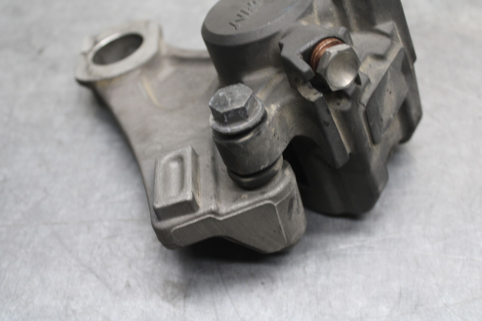 07-08 YAMAHA YZF R1 REAR BACK BRAKE CALIPER W MOUNT BRACKET BB724