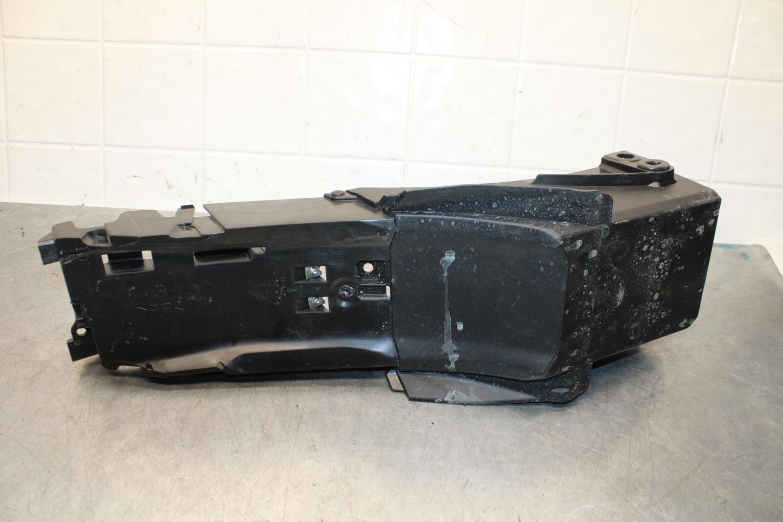 22-23 YAMAHA YZF R7 REAR BACK TAIL UNDERTAIL BATTERY TRAY PLASTIC BB583