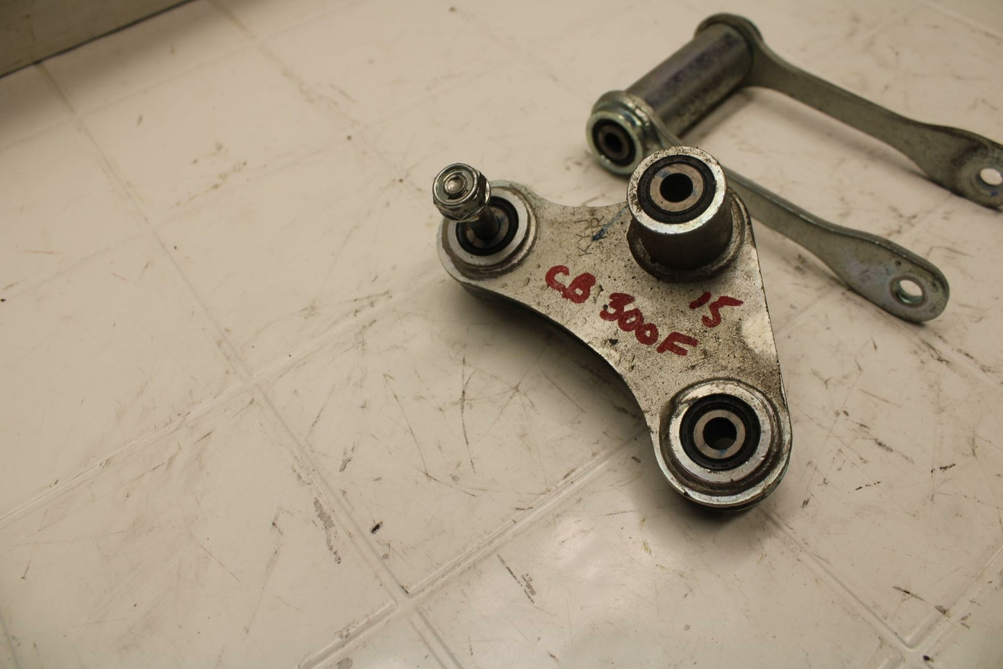 15-16 HONDA CB300F REAR DOGBONE SHOCK LINKAGE LINK 52465-KYJ-900 BB05