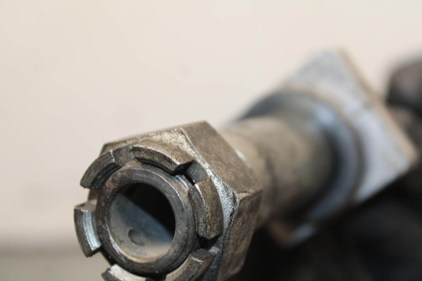 09-12 KAWASAKI NINJA ZX6R REAR AXLE BACK WHEEL RIM BOLT AXEL 41068-0035 BB617