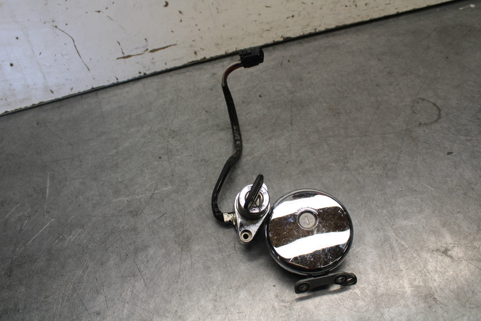 98-03 KAWASAKI VULCAN 1500L IGNITION LOCK KEY W/ GAS CAP  BB678