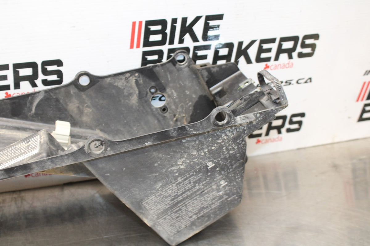 18 YAMAHA SUPER TENERE REAR BACK TAIL UNDERTAIL BATTERY TRAY PLASTIC BB832