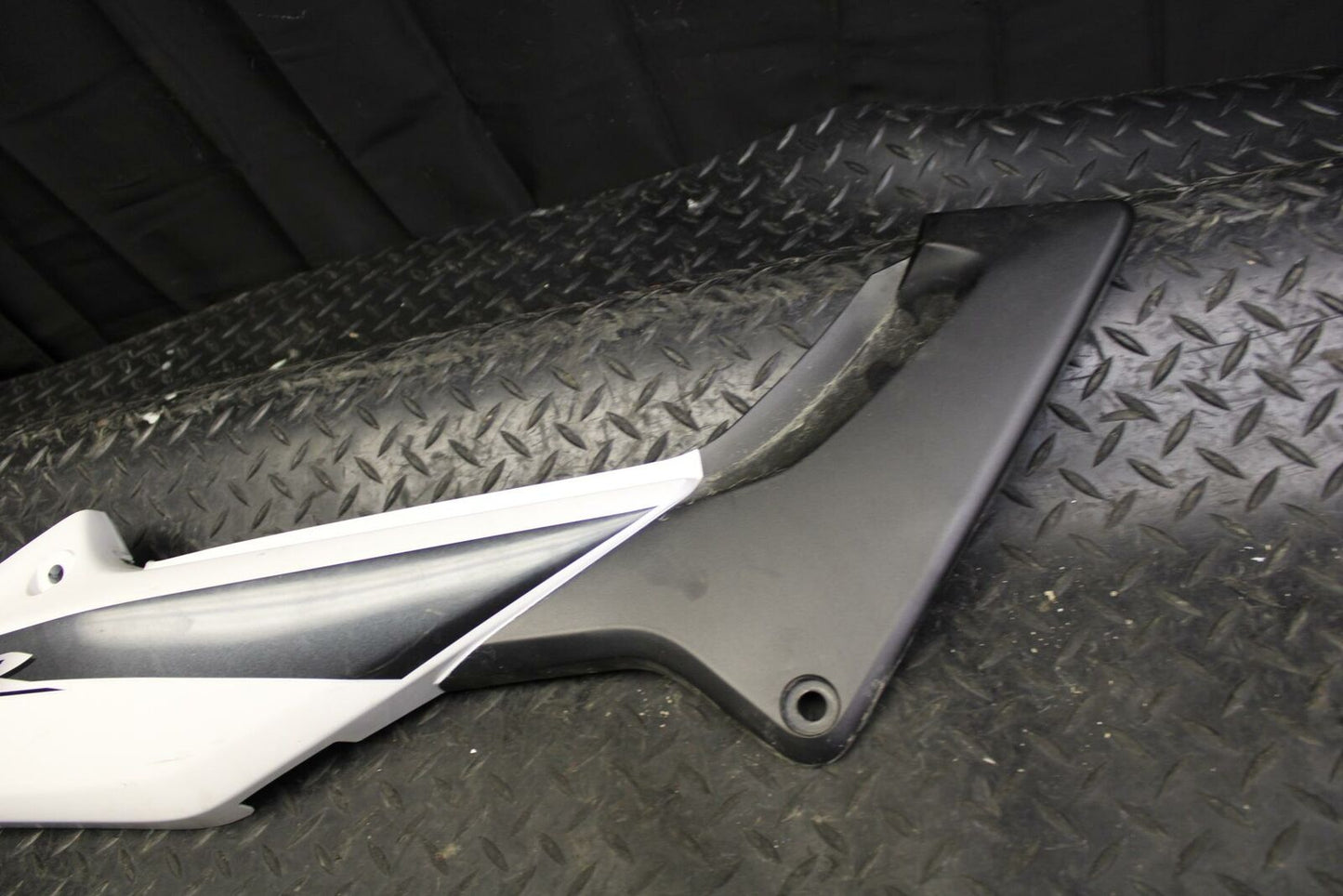 08 HONDA CBR125R RIGHT FRAME SIDE COVER COWL PANEL TRIM bb180