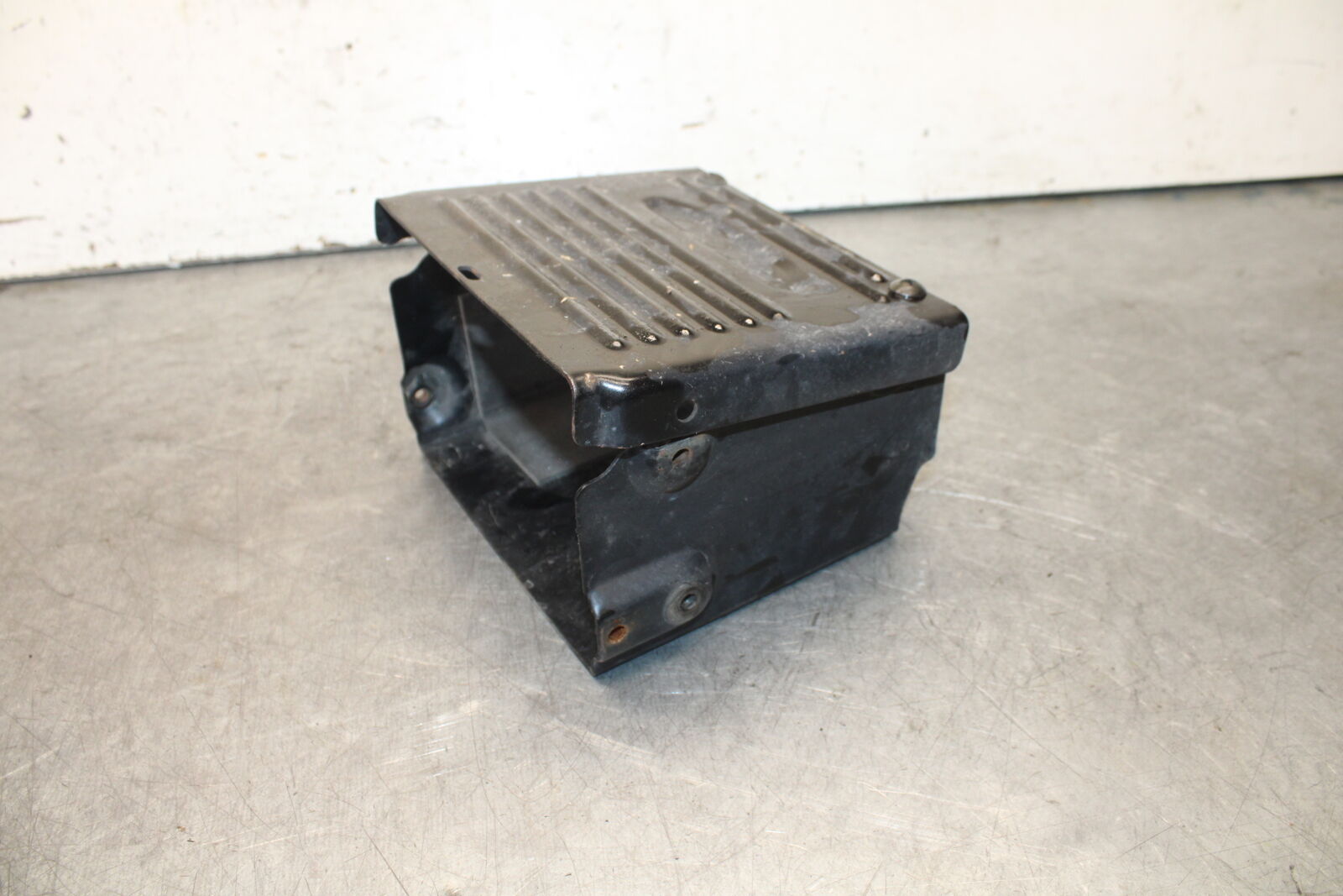 05-09 SUZUKI BOULEVARD C90 BATTERY TRAY BOX HOLDER BB692