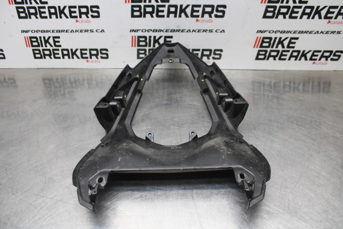 24 KAWASAKI NINJA 500 ABS CENTER REAR BACK TAIL FAIRING COWL BB818