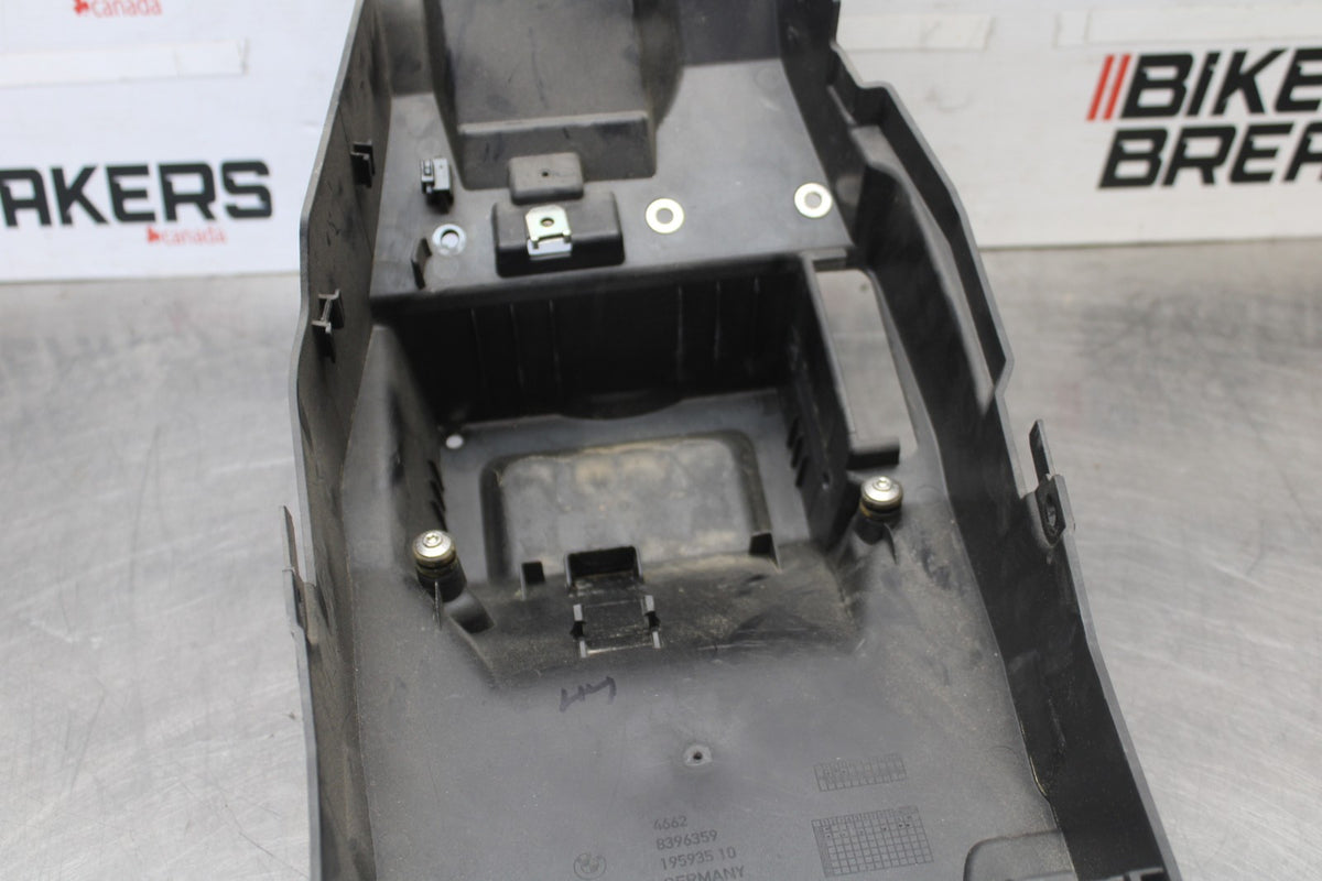 20-23 BMW F900R REAR BACK TAIL UNDERTAIL BATTERY TRAY PLASTIC BB923