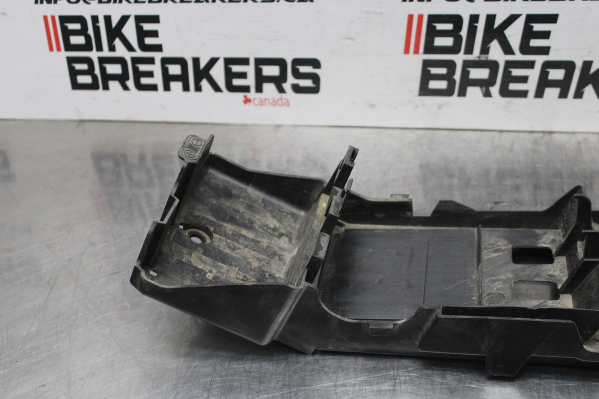 06-07 SUZUKI GSXR 600 REAR BACK TAIL UNDERTAIL BATTERY TRAY PLASTIC BB822