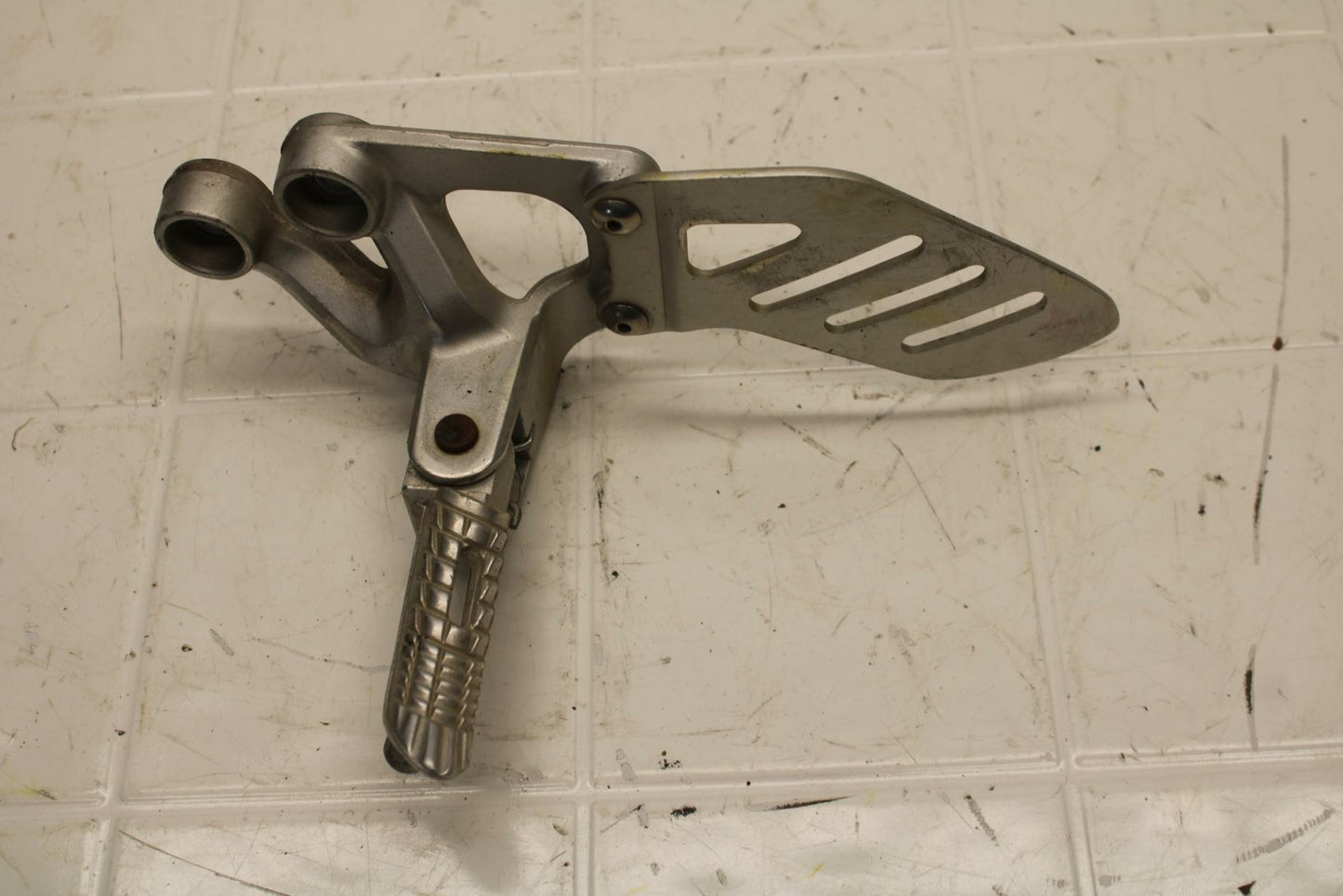 06-07 SUZUKI GSXR750 LEFT REARSET REAR SET DRIVER FOOT PEG REST STOP BB26