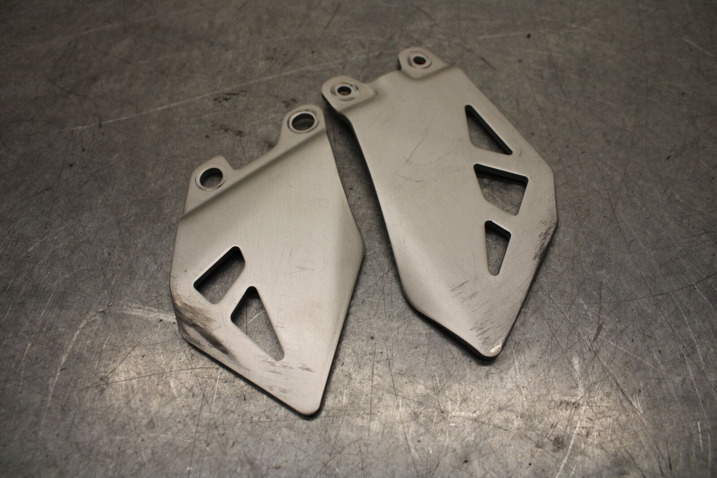 16 KAWASAKI NINJA ZX10R RIGHT LEFT PAIR HEEL GUARD COVER  BB650
