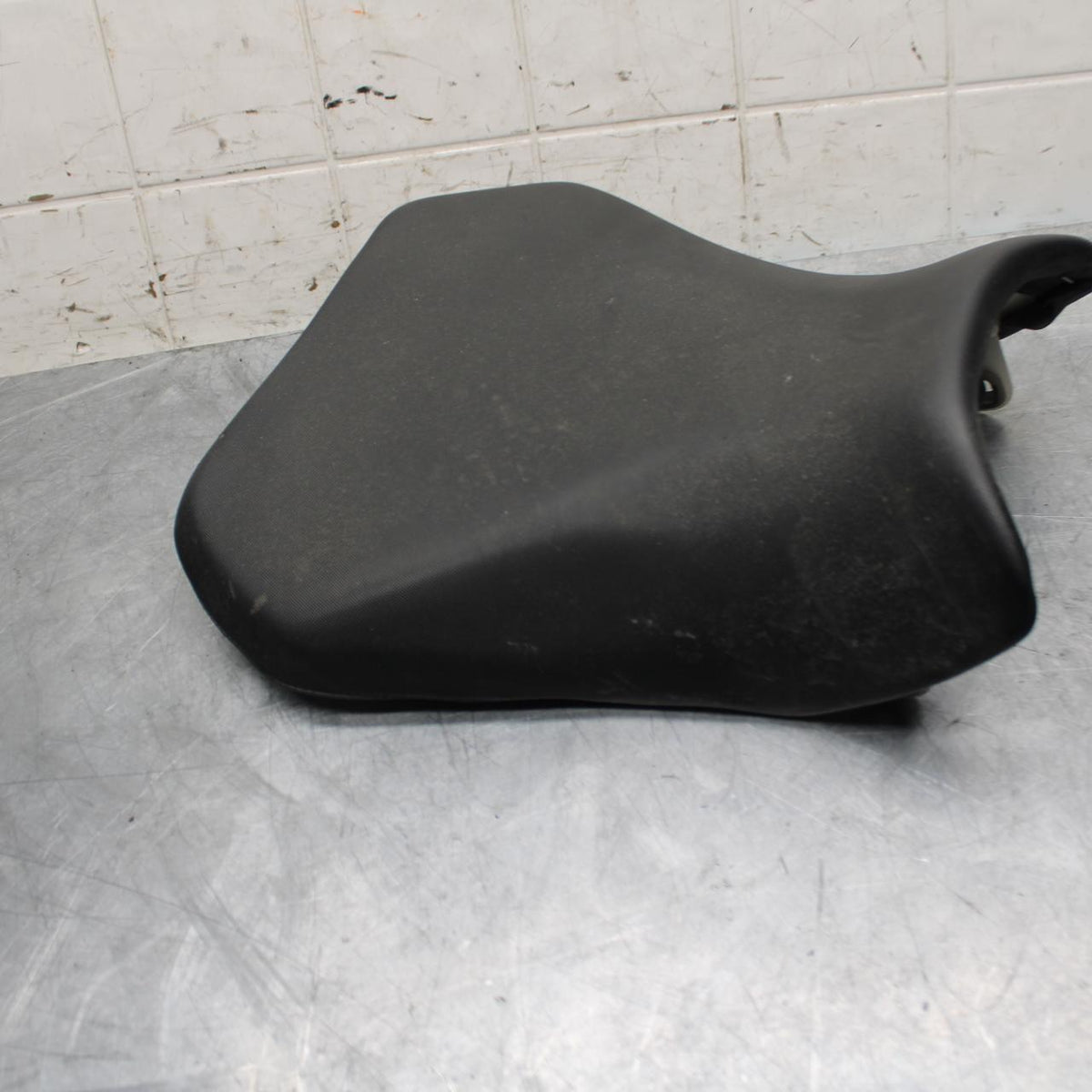 11-21 SUZUKI GSXR750 FRONT DRIVERS SEAT PAD SADDLE PILLION BB486