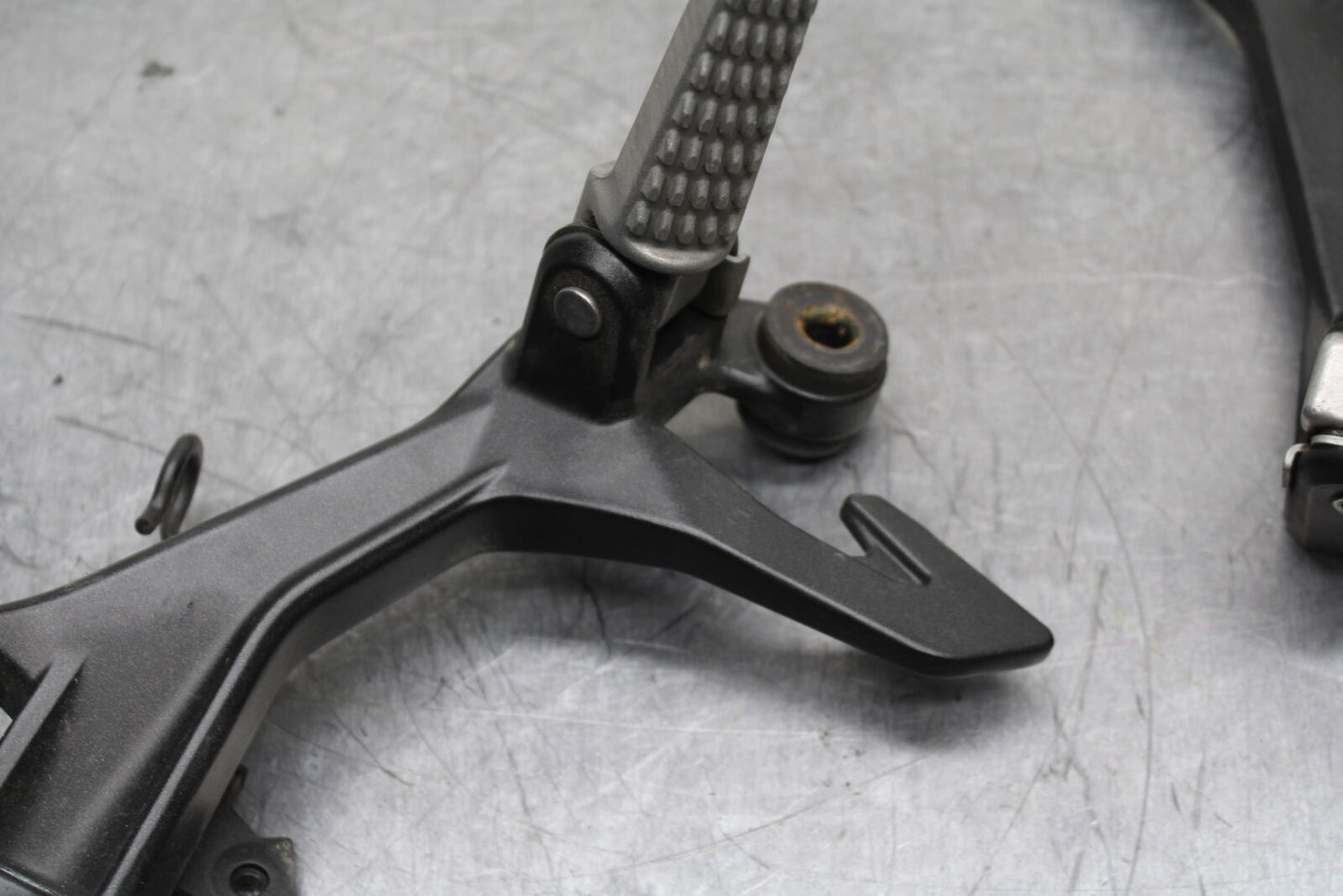 19-22 KAWASAKI Z400 REAR BACK PASSENGER PEG SET PAIR BB738