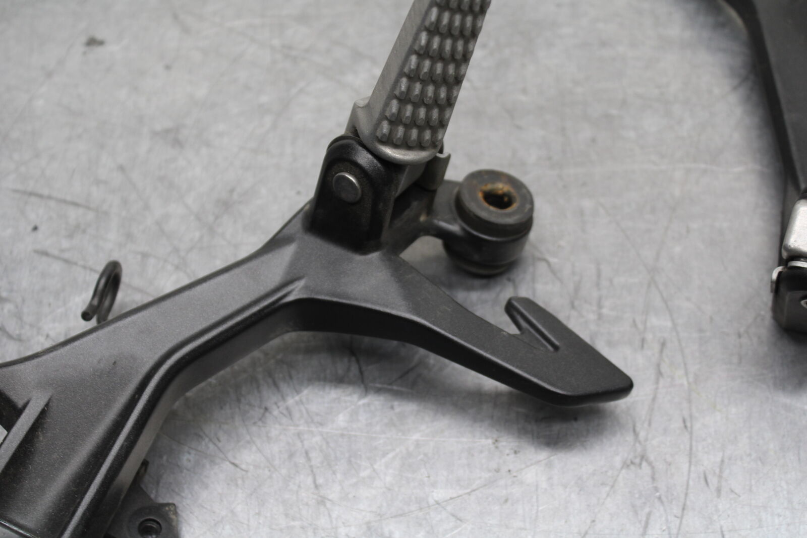 19-22 KAWASAKI Z400 REAR BACK PASSENGER PEG SET PAIR BB738