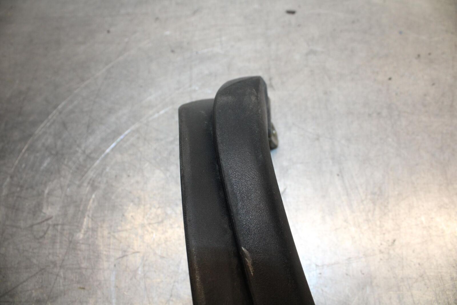 1995 Suzuki RF600R PASSENGER REAR SEAT GRAB BAR HANDLE SET BB615
