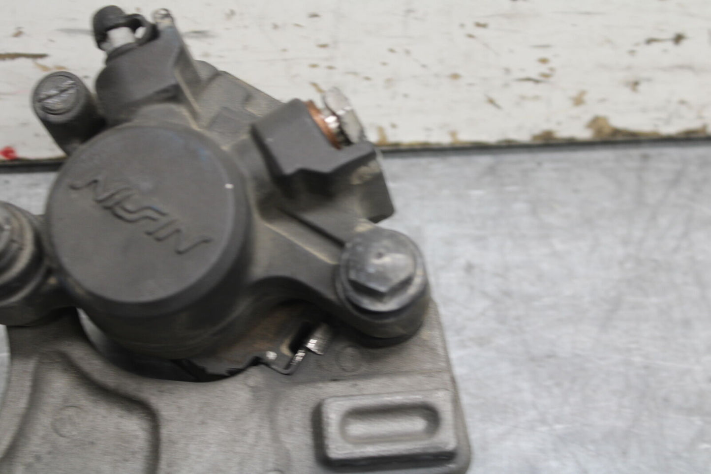 07-08 YAMAHA YZF R1 REAR BACK BRAKE CALIPER W MOUNT BRACKET BB724