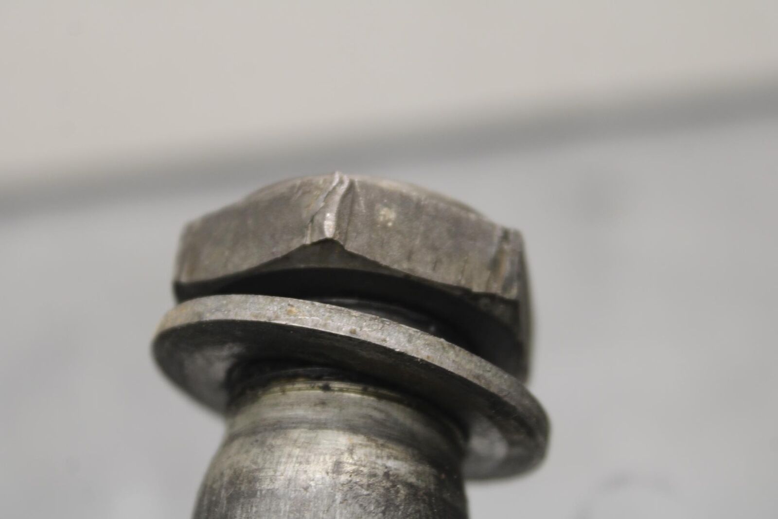 2007 Suzuki GSXR1000 REAR AXLE BACK WHEEL RIM PIVOT BOLT AXEL 64711-33E20 BB83