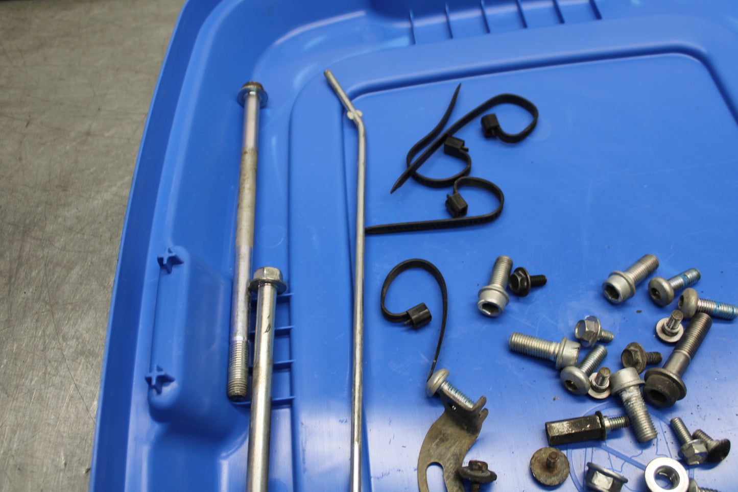 08-10 SUZUKI GSXR 600 MOUNTING BOLTS HARDWARE MOTOR SCREWS BB753