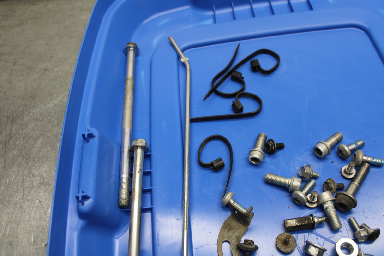 08-10 SUZUKI GSXR 600 MOUNTING BOLTS HARDWARE MOTOR SCREWS BB753