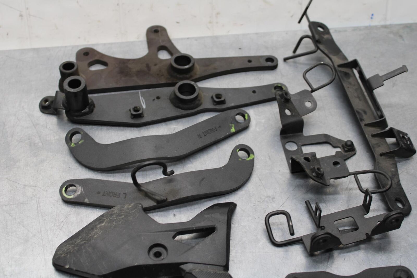 20 KAWASAKI Z400 ER400 ABS ENGINE MOUNT MOTOR BRACKET BB586